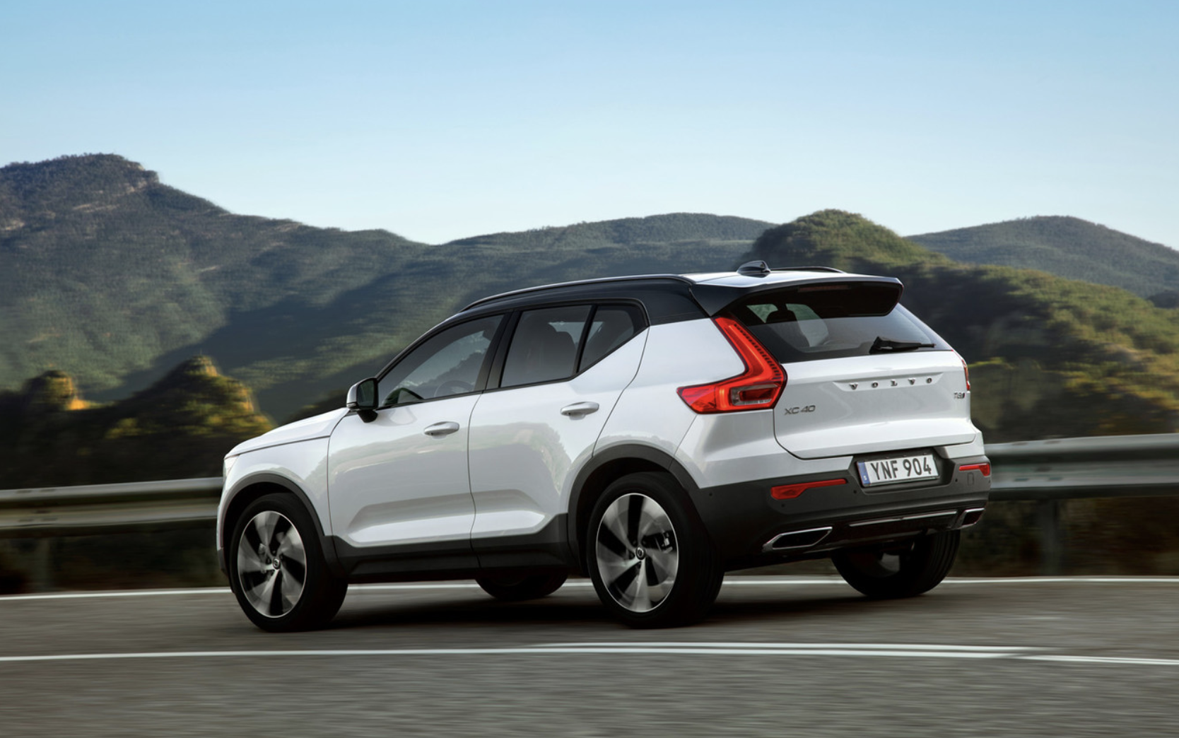 volvo xc40 t3 business plus en renting barato