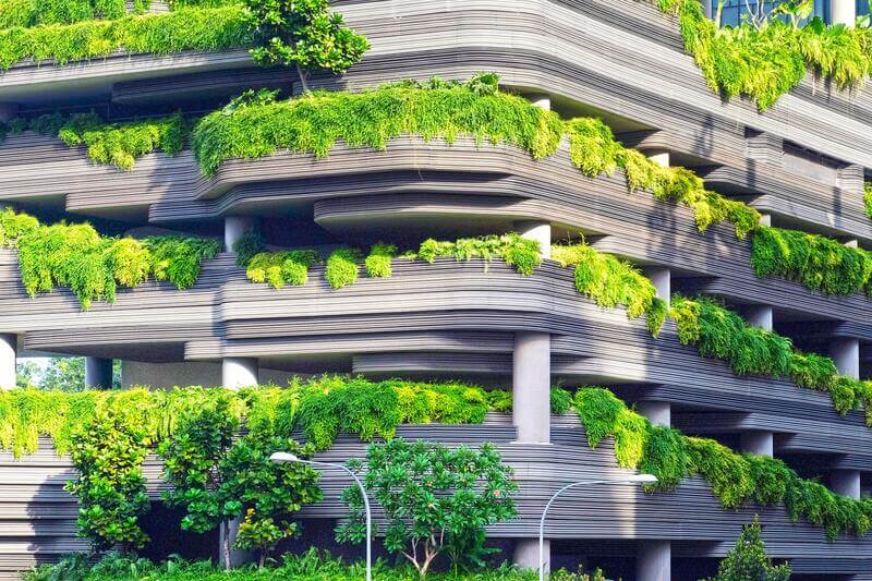 Fachada de edificio con plantas
