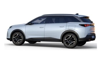 Renting Peugeot 3008 Plug-In Hybrid 1.6 Allure e-DCS7 194CV lleno