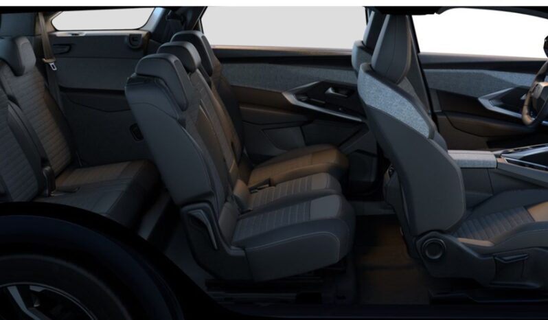 Renting Peugeot 5008 Plug-In Hybrid 1.6 Allure 7 plazas e-DCS7 194CV lleno
