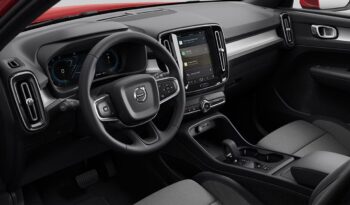 Renting Volvo XC40 Core 2.0 B3 G Auto 163CV lleno