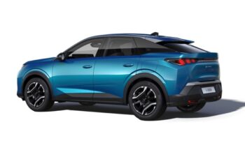 Renting Peugeot 3008 Eléctrico Allure 213CV lleno