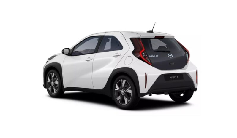 Renting Toyota Aygo X Cross Hybrid Play 115CV lleno
