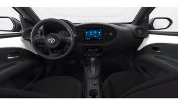 Renting Toyota Aygo X Cross Hybrid Play 115CV lleno